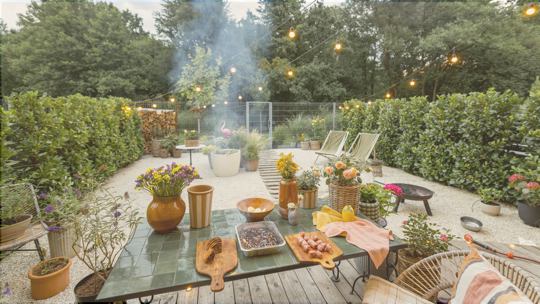 kleiner gemütlicher Garten mit hellem Splitt und vielen mediterranen Dekoelementen
